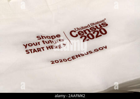 Racine, Wisconsin, Stati Uniti d'America. Xxi Nov, 2019. Conteggio completo 2020,'' una sessione informativa circa il censimento 2020 viene mantenuta per un' agenzia comunitaria rappresentanti giovedì 21 novembre 2019 presso il Cesar Chavez Community Center di Racine, Wisconsin. Obiettivi della sessione sono state per diffondere la consapevolezza del censimento della popolazione e la sua importanza, nelle speranze di assunzione di lavoratori di censimento e nelle speranze di incoraggiare la partecipazione nel censimento stesso. Dispense inclusa scheda ID cordini, bottiglie di acqua, penne e borse per lo shopping con il censimento 2020 logo. Credito: Mark Hertzberg/ZUMA filo/Alamy Live News Foto Stock