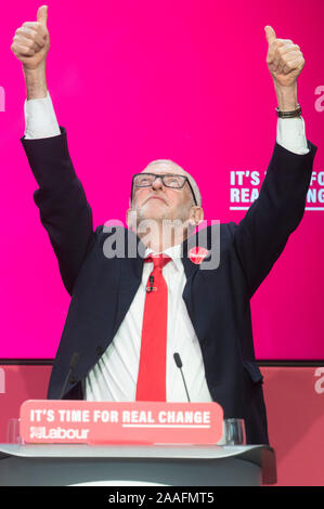 Birmingham, Gran Bretagna. Xxi Nov, 2019. Il British Labour Party leader Jeremy Corbyn gesti durante il lancio di parte del manifesto elettorale a Birmingham, Inghilterra, su nov. 21, 2019. Il Regno Unito (UK) il principale partito d opposizione del Partito laburista ha lanciato il suo manifesto elettorale il giovedì che promette di garantire che a reddito più elevato pagare più tasse e ad introdurre una nuova seconda casa imposta. Credito: Ray codolo/Xinhua/Alamy Live News Foto Stock