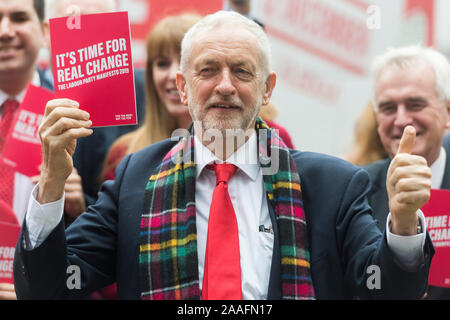 Birmingham, Gran Bretagna. Xxi Nov, 2019. Il British Labour Party leader Jeremy Corbyn contiene una copia di parte del manifesto elettorale durante il suo lancio in Birmingham, Gran Bretagna, su nov. 21, 2019. Il Regno Unito (UK) il principale partito d opposizione del Partito laburista ha lanciato il suo manifesto elettorale il giovedì che promette di garantire che a reddito più elevato pagare più tasse e ad introdurre una nuova seconda casa imposta. Credito: Ray codolo/Xinhua/Alamy Live News Foto Stock