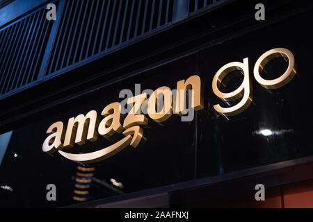 Chiudere su Amazon Store vai segno sopra la comodità shop ingresso, a Bryant Park a Manhattan. Foto Stock