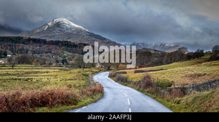 Un assaggio di inverno è arrivato nel sud dei laghi con il vecchio uomo sporting una spolverata di neve. Questo punto di vista è uno dei miei preferiti di cercando lungo t Foto Stock