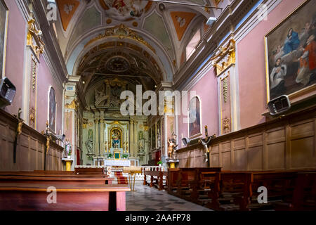 Interno della chiesa di San Sebastiano, una piccola chiesa del XVII secolo oratorio con una statua in legno del Maragliano nel villaggio di Dolceacqua, Italia. Foto Stock