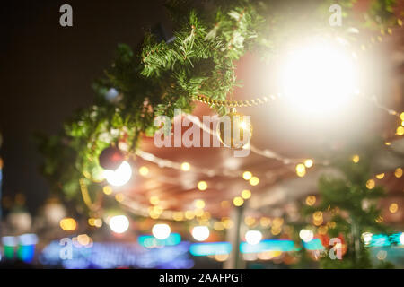 Albero di Natale decorato su strada con sfere, giocattoli, lampade e ghirlande Foto Stock