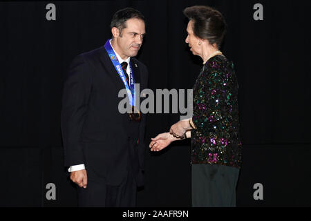 Team GB uomini di bob membro della squadra di Sochi 2014 Olimpiadi invernali John Jackson riceve la sua medaglia di bronzo dalla Principessa Reale sul palcoscenico dopo essere stato ufficialmente aggiornato dal Comitato Olimpico Internazionale durante la BOA cena annuale, Old Billingsgate, Londra. Foto Stock