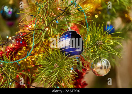 Ancora in vita con albero di natale e rotto le palle di decorazione. Vacanze a sfondo Foto Stock