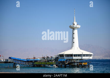 Eilat, Israele - 12.11.2019 - osservatorio sottomarino a Eilat con il suo splendido mare blu Foto Stock