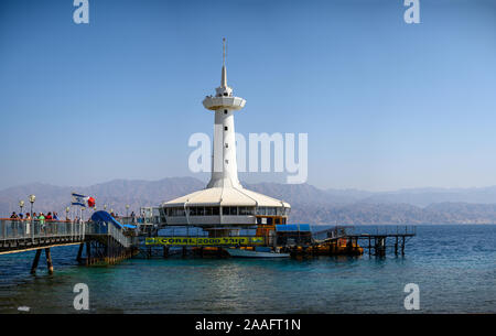 Eilat, Israele - 12.11.2019 - osservatorio sottomarino a Eilat con il suo splendido mare blu Foto Stock