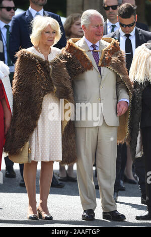 Il Principe di Galles e la duchessa di Cornovaglia durante la loro visita a Tuahiwi Marae, tribale un terreno di incontro sull'Isola del Sud della Nuova Zelanda, il sesto giorno della royal visita. Foto Stock