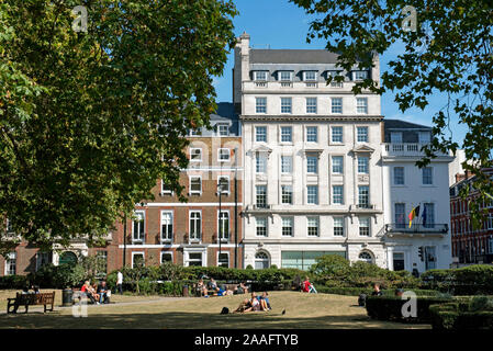 Persone in rilassante Cavendish Square Marylebone, City Of Westminster London W1 Foto Stock