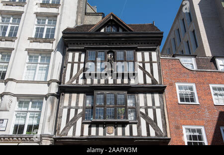 Gatehouse of San Bartolomeo-la-Grande Chiesa, West Smithfield, City of London, England Regno Unito Regno Unito Foto Stock