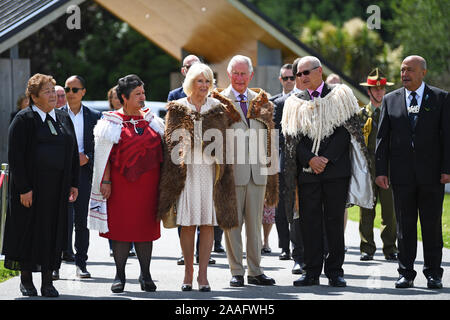 Il Principe di Galles e la duchessa di Cornovaglia durante la loro visita a Tuahiwi Marae, tribale un terreno di incontro sull'Isola del Sud della Nuova Zelanda, il sesto giorno della royal visita. Foto Stock