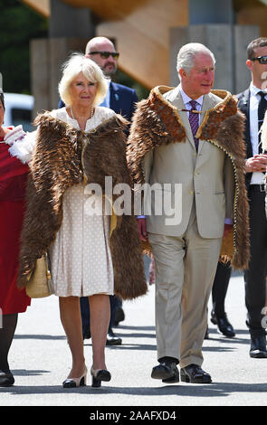 Il Principe di Galles e la duchessa di Cornovaglia durante la loro visita a Tuahiwi Marae, tribale un terreno di incontro sull'Isola del Sud della Nuova Zelanda, il sesto giorno della royal visita. Foto Stock