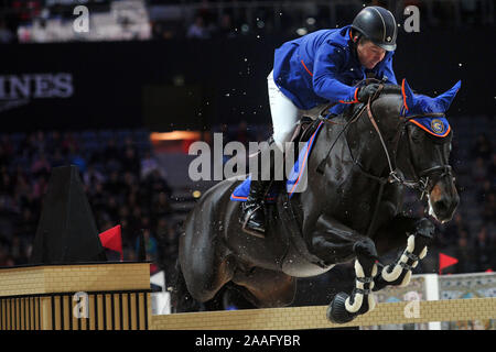 Praga, Repubblica Ceca. 22 Novembre, 2019. Cian O'Connor equitazione finale PSG durante GCL Super Cup Quarti di finale durante la Longines Global Champions playoff 2019 a Praga nella Repubblica Ceca. Credito: Slavek Ruta/ZUMA filo/Alamy Live News Foto Stock