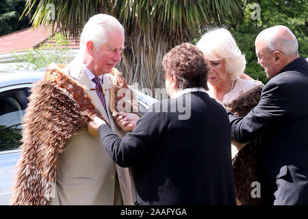 Il Principe di Galles e la duchessa di Cornovaglia durante la loro visita a Tuahiwi Marae, tribale un terreno di incontro sull'Isola del Sud della Nuova Zelanda, il sesto giorno della royal visita. Foto Stock
