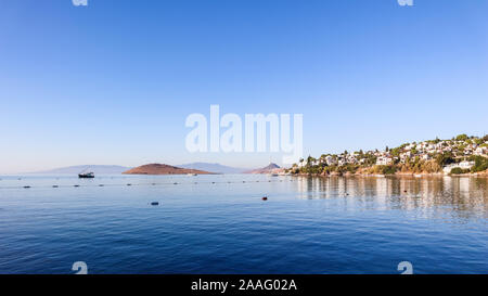 Costa egea con meravigliose acque blu, isole, montagne e piccole case bianche Foto Stock