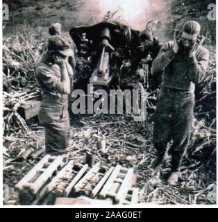 I soldati tedeschi da Wiking Division fire la loro artiglieria sul fronte russo 1942 Foto Stock