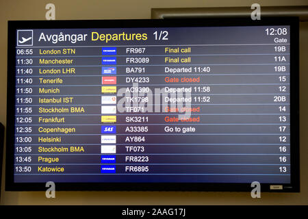 Gothenburg, Svezia. 3 Novembre, 2019. Una vista della schermata con le attuali informazioni sulla partenza all'aeroporto di Landvetter. Credito: Karol Serewis SOPA/images/ZUMA filo/Alamy Live News Foto Stock