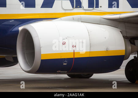 Gothenburg, Svezia. 3 Novembre, 2019. Una vista del motore a getto di un aereo Ryanair all'aeroporto di Landvetter. Credito: Karol Serewis SOPA/images/ZUMA filo/Alamy Live News Foto Stock