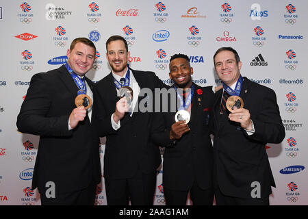 Londra, Regno Unito. 21 Nov, 2019. Da sinistra Joel Fearon, Bruce Tasken, Stewart Benson e John Jackson mostrano le loro medaglie di bronzo durante il Team 2019 GB Palla al vecchio Billingsgate giovedì, 21 novembre 2019 a Londra, Regno Unito. Credito: Taka G Wu/Alamy Live News Foto Stock