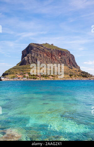 Cristalline acque turchesi del Mar Egeo, che circondano il centro storico medievale di isola Momenvasia, Grecia nel Peloponneso regione. Foto Stock