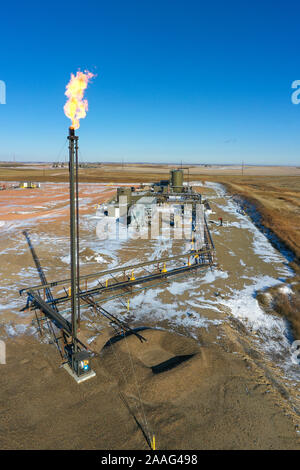 Watford City North Dakota - gas naturale è svasata off a un olio impianto di produzione nel Bakken, formazione argillosa. Foto Stock