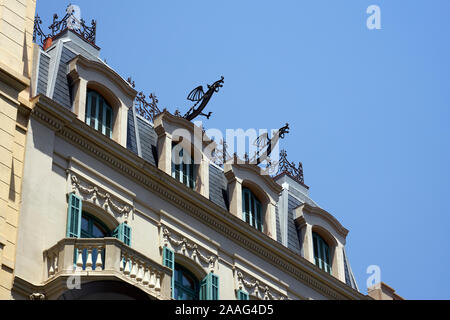 Draghi e altre decorazioni artistiche sul Carrer de Casp di Barcellona Foto Stock