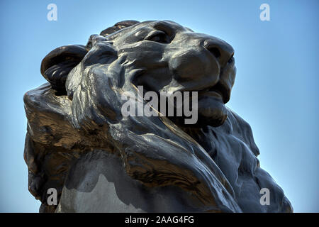 La statua di un leone al Mirador de Colom a Barcellona Foto Stock