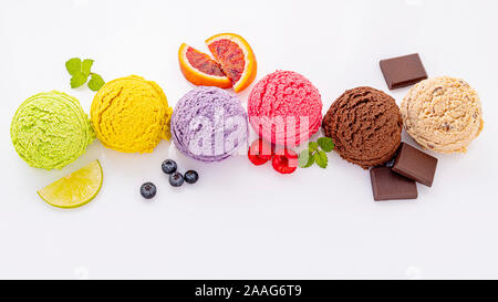 Varie di gusto di gelato sfera mirtillo ,CALCE ,pistacchio ,mandorla ,orange ,cioccolato e vaniglia isolare su sfondo bianco . Estate e menu dolce Foto Stock