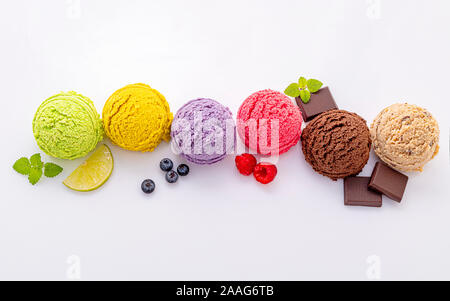 Varie di gusto di gelato sfera mirtillo ,CALCE ,pistacchio ,mandorla ,orange ,cioccolato e vaniglia isolare su sfondo bianco . Estate e menu dolce Foto Stock
