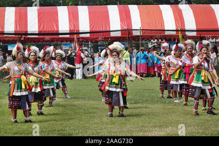 KAOHSIUNG, Taiwan -- Settembre 28, 2019: Le donne delle popolazioni indigene tribù Amis eseguire una danza durante la tradizionale festa della mietitura. Foto Stock