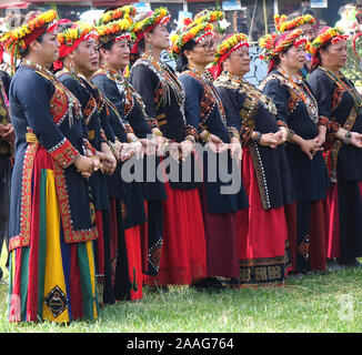 KAOHSIUNG, Taiwan -- Settembre 28, 2019: Le donne delle popolazioni indigene tribù Rukai eseguire una danza durante la tradizionale festa della mietitura. Foto Stock