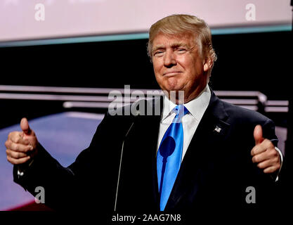 Cleveland, Ohio, USA, luglio 18, 2016 repubblicano candidato presidenziale Trump introduce la moglie Melania durante il primo giorno della Convention Nazionale Repubblicana in Quicken Centro prestiti Foto Stock