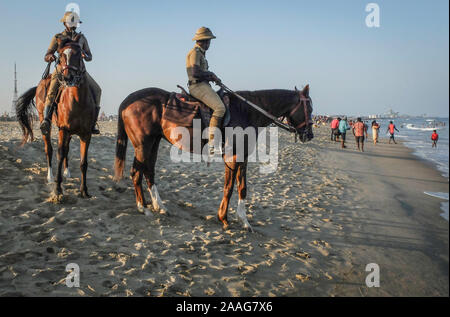 CHENNAI,TAMIL NADU/India-2 marzo 2018: polizia pattuglia di cavalieri in su e in giù sulla riva Marina Beach. Foto Stock