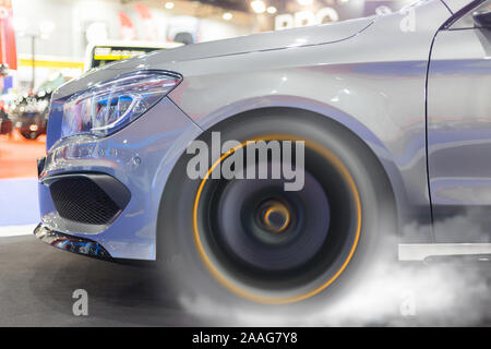 Ruota auto sulla strada drifting e fumare sulla via dark edition. Il drifting show. Foto Stock