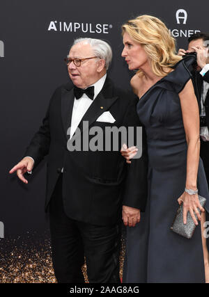 Baden Baden, Germania. Xxi Nov, 2019. Hubert Burda, publisher e di sua moglie Maria Furtwängler, attrice, giunto alla settantunesima Bambi Awards nel Festspielhaus. I bambi premio Media è stato premiato da Burda-Verlag sin dal 1948. Si onora di successo e celebrità famose. Credito: Patrick Seeger/dpa/Alamy Live News Foto Stock