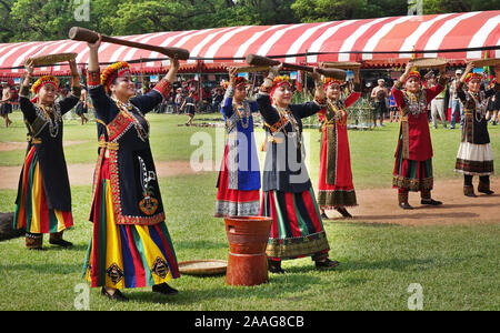 KAOHSIUNG, Taiwan -- Settembre 28, 2019: Le donne delle popolazioni indigene tribù Rukai eseguire una danza durante la tradizionale festa della mietitura. Foto Stock