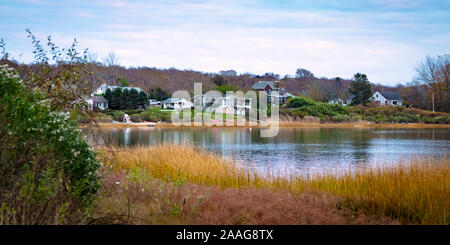 Il fogliame autunnale e colori circondano le case sul lungomare di Mantauk, Long Island, New York. Foto Stock