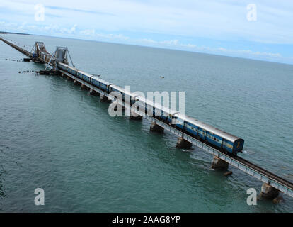 Pamban Bridge è un ponte ferroviario che collega la città di Rameswaram ... Foto Stock