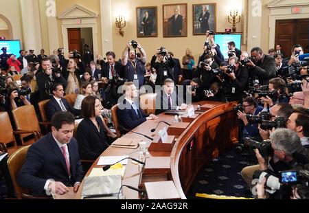 (191122) -- WASHINGTON, nov. 22, 2019 (Xinhua) -- Fiona Hill (2a L in prima fila), ex Consiglio di Sicurezza Nazionale senior director per Europa e Russia, e David Holmes (3a L in prima fila), un addetto allo stand da parte degli Stati Uniti Ambasciata in Ucraina, attendere per testimoniare prima di Stati Uniti Casa Comitato di intelligence sul Campidoglio di Washington, DC, Stati Uniti, su nov. 21, 2019. Gli ultimi due testimoni prevista per testimoniare pubblicamente prima di un pannello di casa come parte di un impeachment inchiesta in U.S. Presidente Donald Trump ha offerto le loro narrazioni di eventi relativi all'inchiesta su Thursda Foto Stock