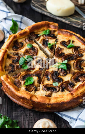 Aprire la torta con carne e funghi su un impasto di patate. Semplice e comodo il cibo. In stile country. Foto Stock