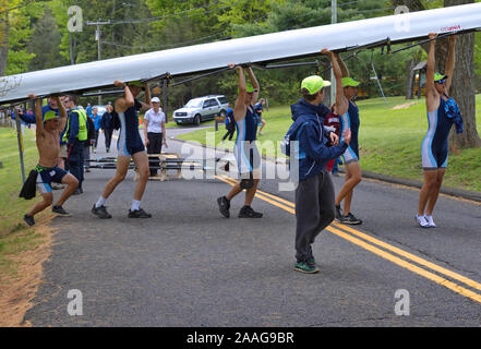 Nuovo Preston, CT, Stati Uniti d'America. Maggio 2016. Il lavoro di squadra non finisce mai come tutti i membri di equipaggio barca di sollevamento per essere montati in rack dopo il docking. Foto Stock