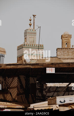 Moschea torre presso lo skyline di Fes Foto Stock