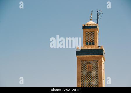 La torre della moschea con il cielo sullo sfondo Foto Stock