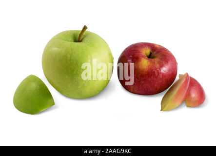 Due mele - una mela rossa e una verde mela isolato su sfondo bianco con percorso di clipping. Contiene fette di mela e mele intere. Foto Stock