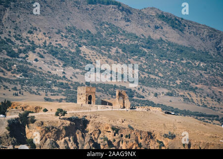 Tombe Marinide nelle montagne viste da lontano Foto Stock