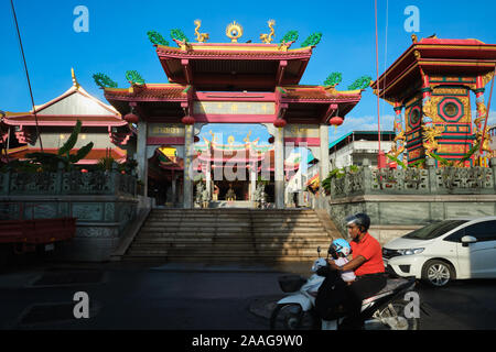 Un motociclista passa di fronte Jui Tui tempio, un tempio taoista nella città di Phuket (Phuket City), Phuket, Tailandia Foto Stock