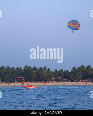 Il parasailing a Malpe spiaggia (Udupi, Karnataka, India) Foto Stock