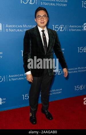 New York, NY, STATI UNITI D'AMERICA. Xxi Nov, 2019. Bowen Yang presso gli arrivi per il Museo Americano di Storia Naturale Il Museo 2019 Gala, il Museo Americano di Storia Naturale, New York, NY Novembre 21, 2019. Credito: Jason Smith/Everett raccolta/Alamy Live News Foto Stock