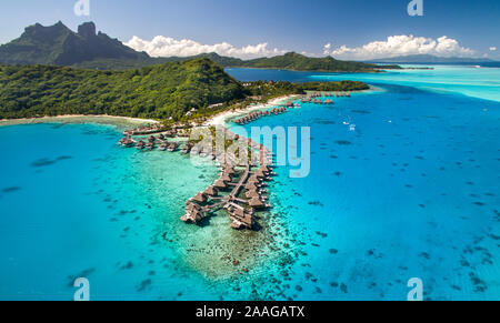 Vedute aeree del CONRAD BORA BORA hotel di lusso - bungalow Overwater e pontoon. Foto Stock