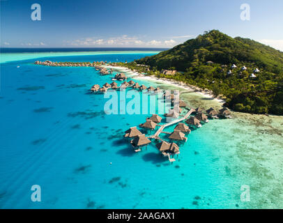 Vedute aeree del CONRAD BORA BORA hotel di lusso - bungalow Overwater e pontoon. Foto Stock